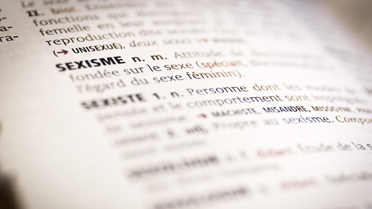 Une photo du mot sexisme et de sa définition dans un dictionnaire.