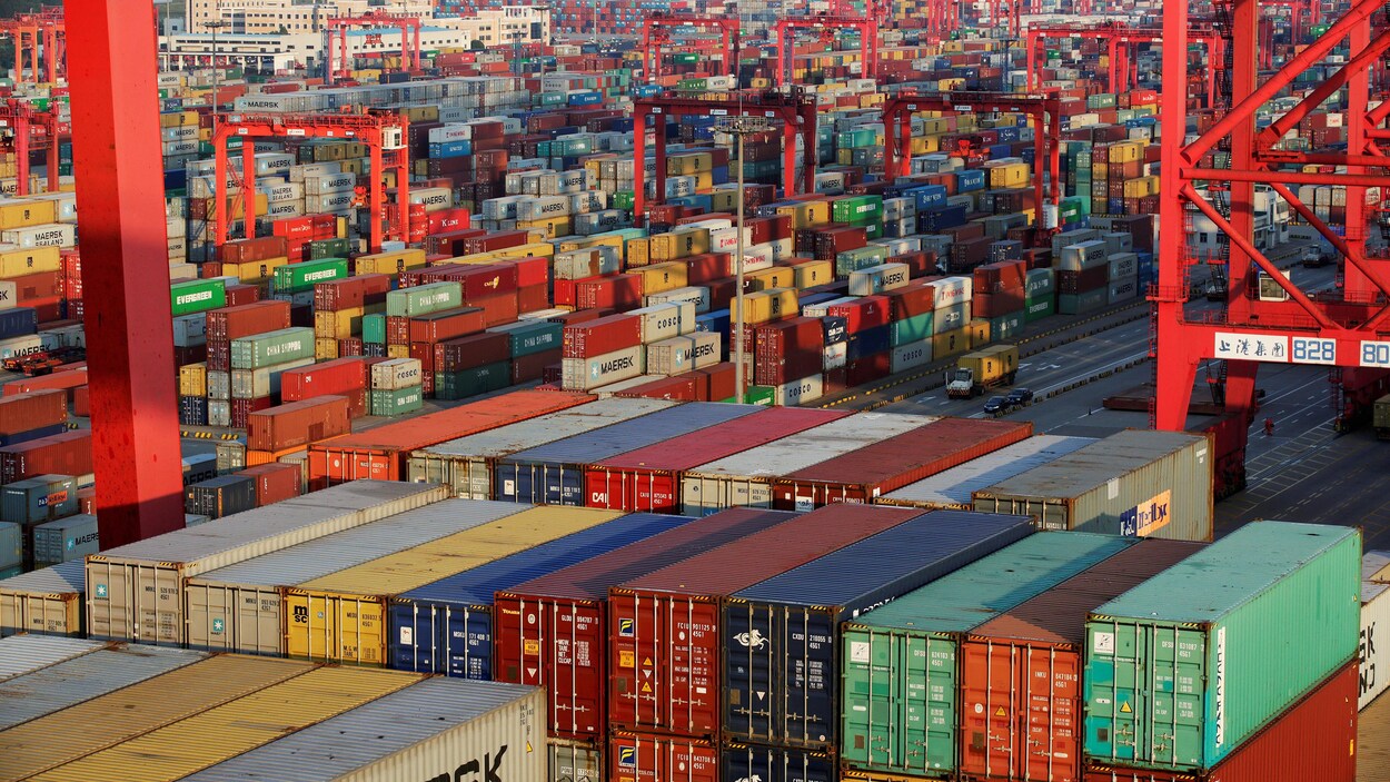 Des conteneurs au port en eau profonde de Yangshan, à Shanghai.