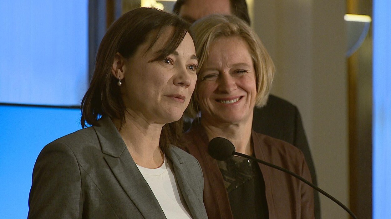 Gros plans sur les visages de la ministre de l'Environnement de l'Alberta, Shannon Philips et celui de la première ministre, Rachel Notley.