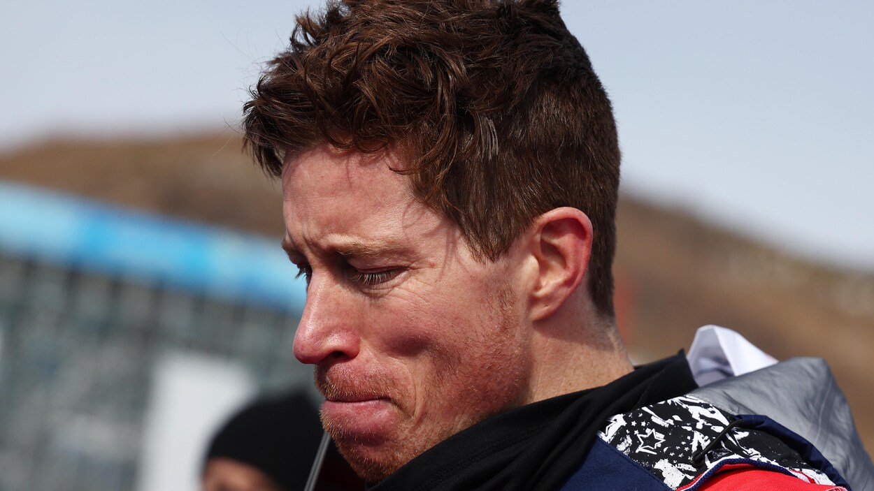 Gros plan sur le visage de Shaun White, visiblement émotif.