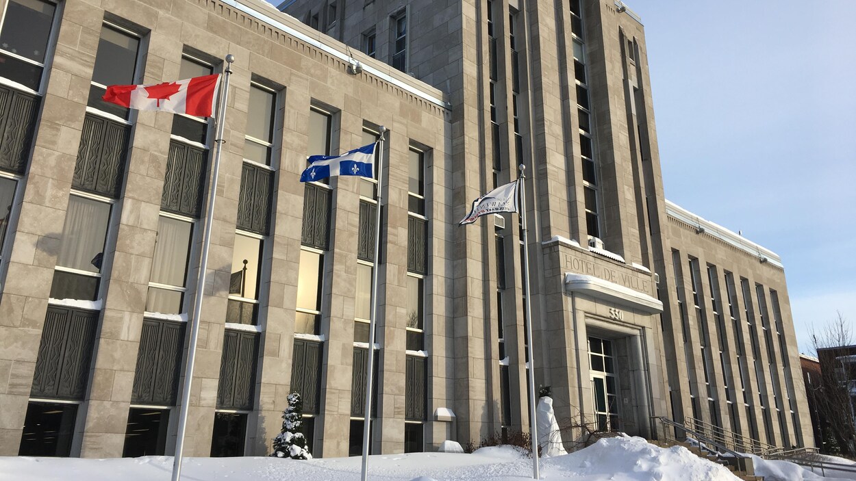 Hôtel de ville en hiver, de l'extérieur