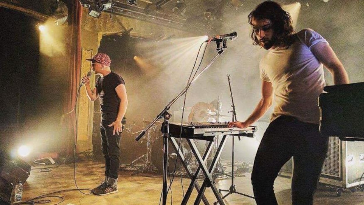 Des musiciens en spectacle sur une scène