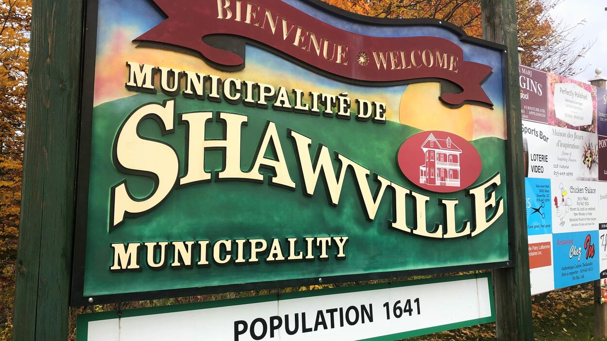 Une pancarte annonce souhaite la bienvenue dans la municipalité.