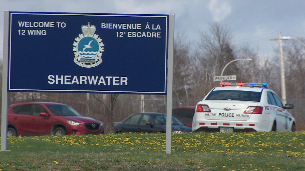 L'enseigne de la base des Forces canadiennes de Shearwater L'enseigne de la base des Forces canadiennes de Shearwater