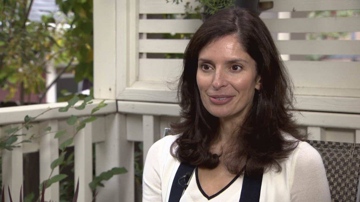 Plan moyen de Sheila Risbud assise sur une véranda pendant une entrevue.