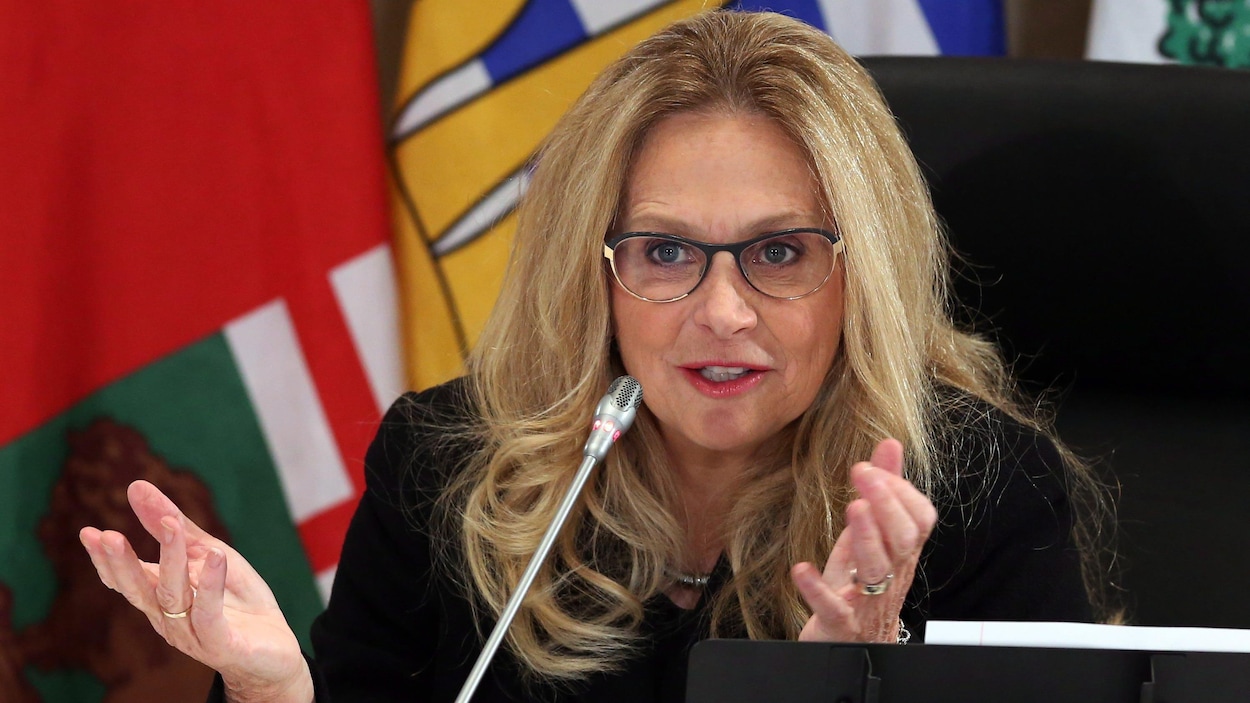 La juge albertaine Sheilah Martin se trouve derrière un microphone et répond aux questions des parlementaires à Ottawa. La juge albertaine Sheilah Martin se trouve derrière un microphone et répond aux questions des parlementaires à Ottawa.