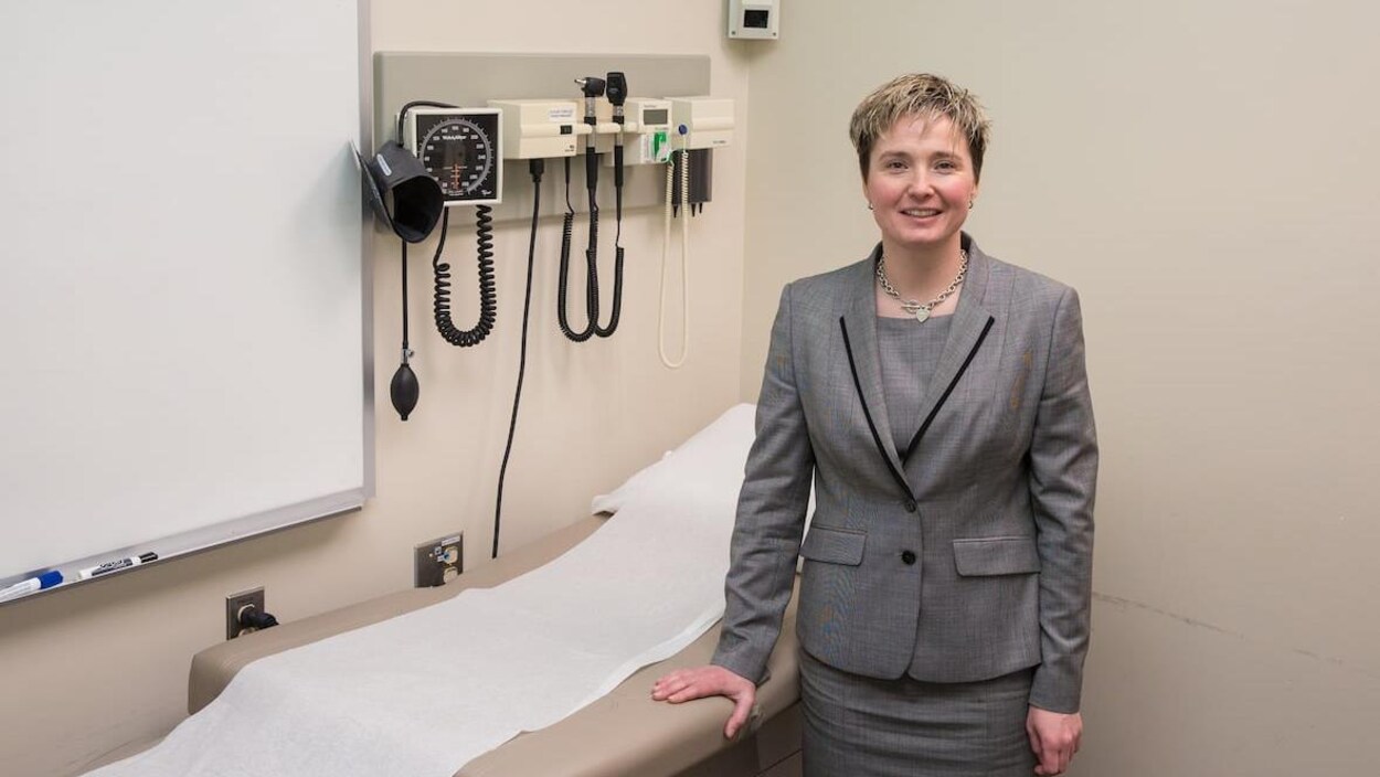 La neurologue Shelagh Coutts sourit à la caméra.