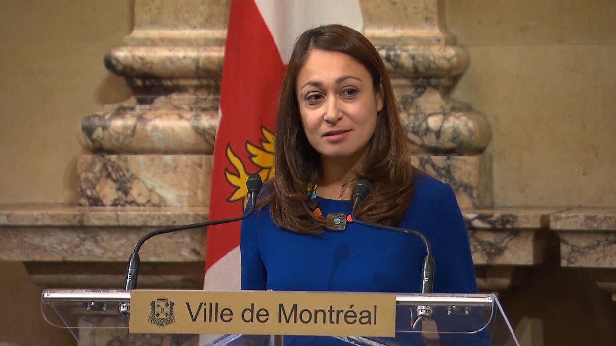 Sherazad Adib au micro à l'hôtel de ville de Montréal.