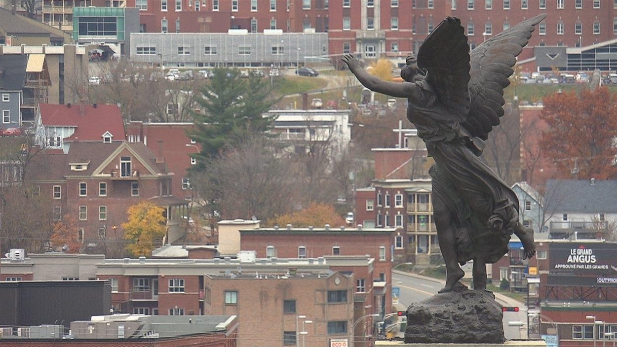 Vue de Sherbrooke avec le cénotaphe.