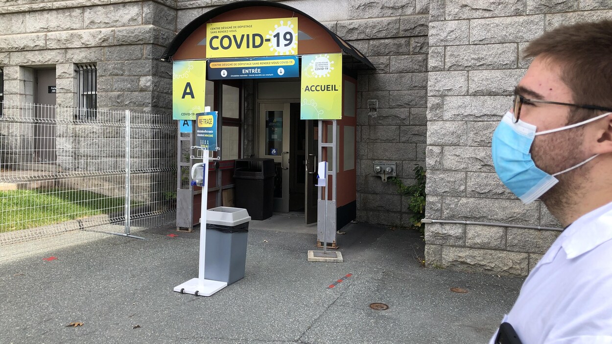 Un homme portant un masque devant un centre de dépistage de la COVID-19 à Sherbrooke.