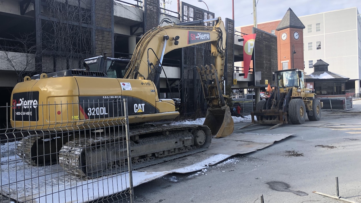 Le stationnement étagé sur la rue Wellington Sud sera d'abord démoli dès ce mercredi.
