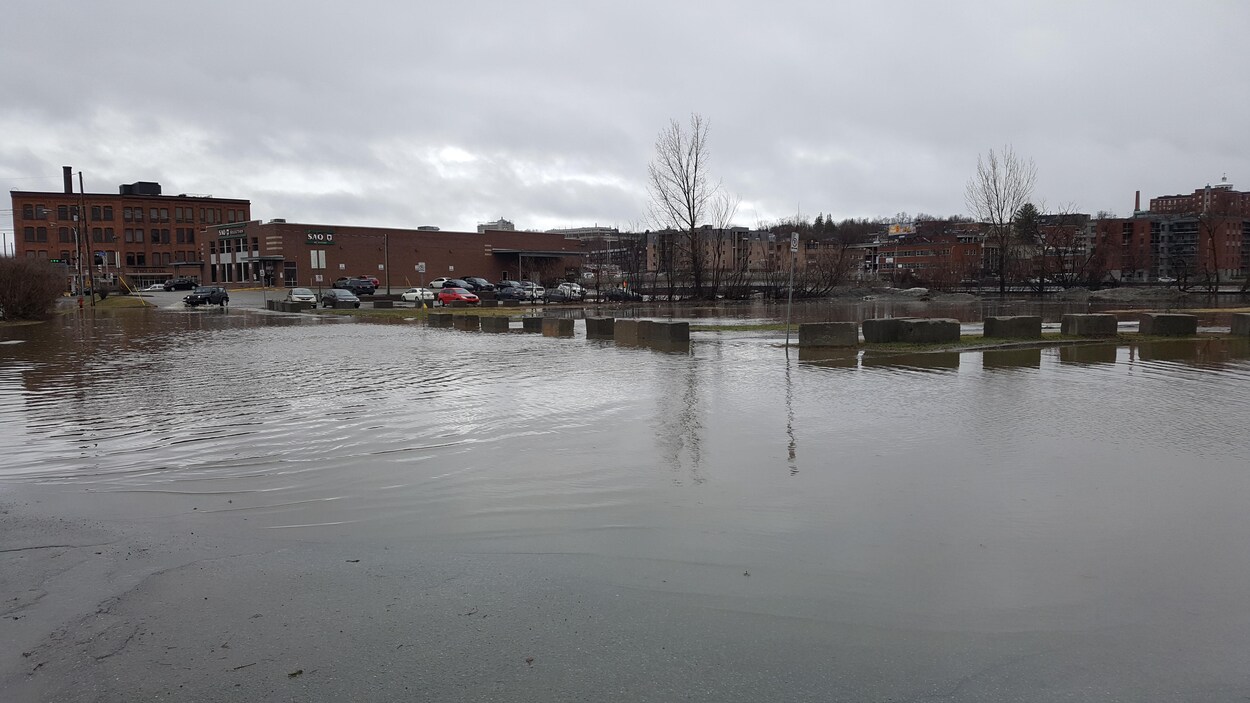 Le centre-ville de Sherbrooke inondé.
