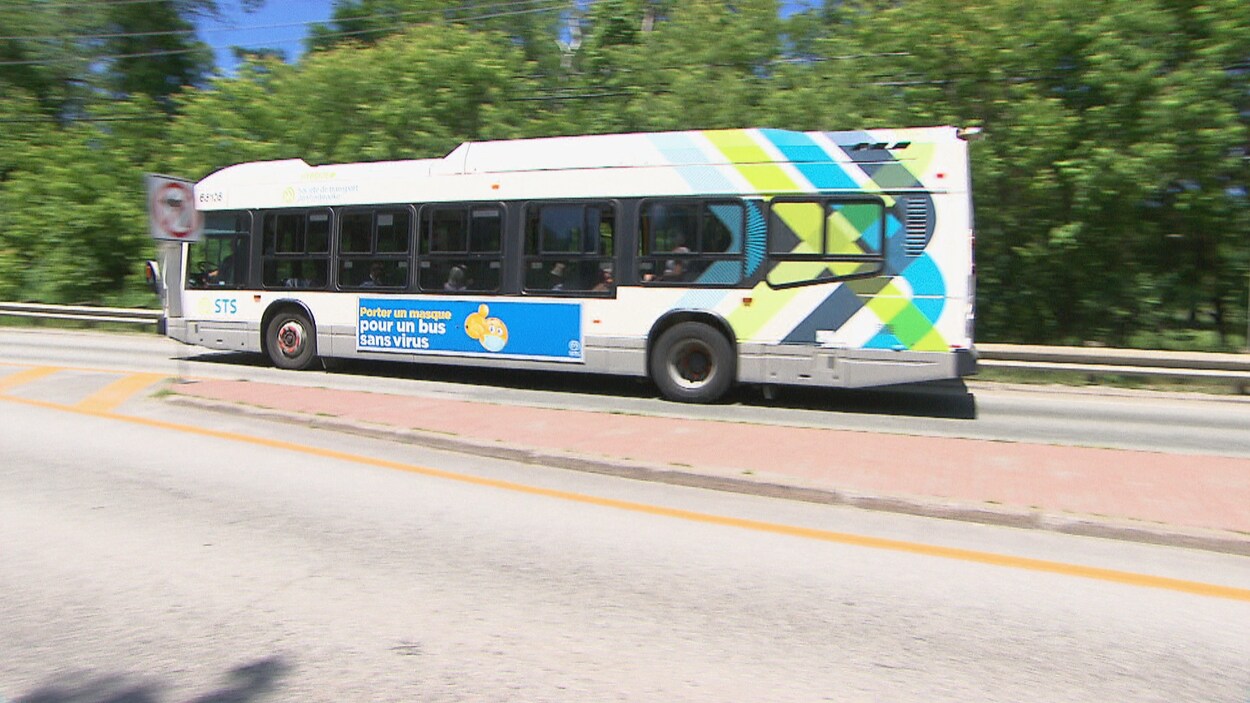 Un autobus de la STS sur la route.