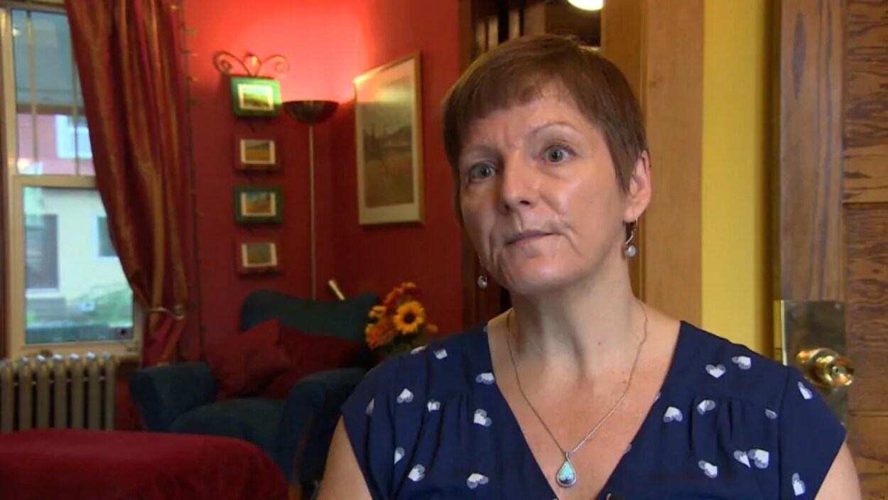 Une femme est en entrevue dans un salon.
