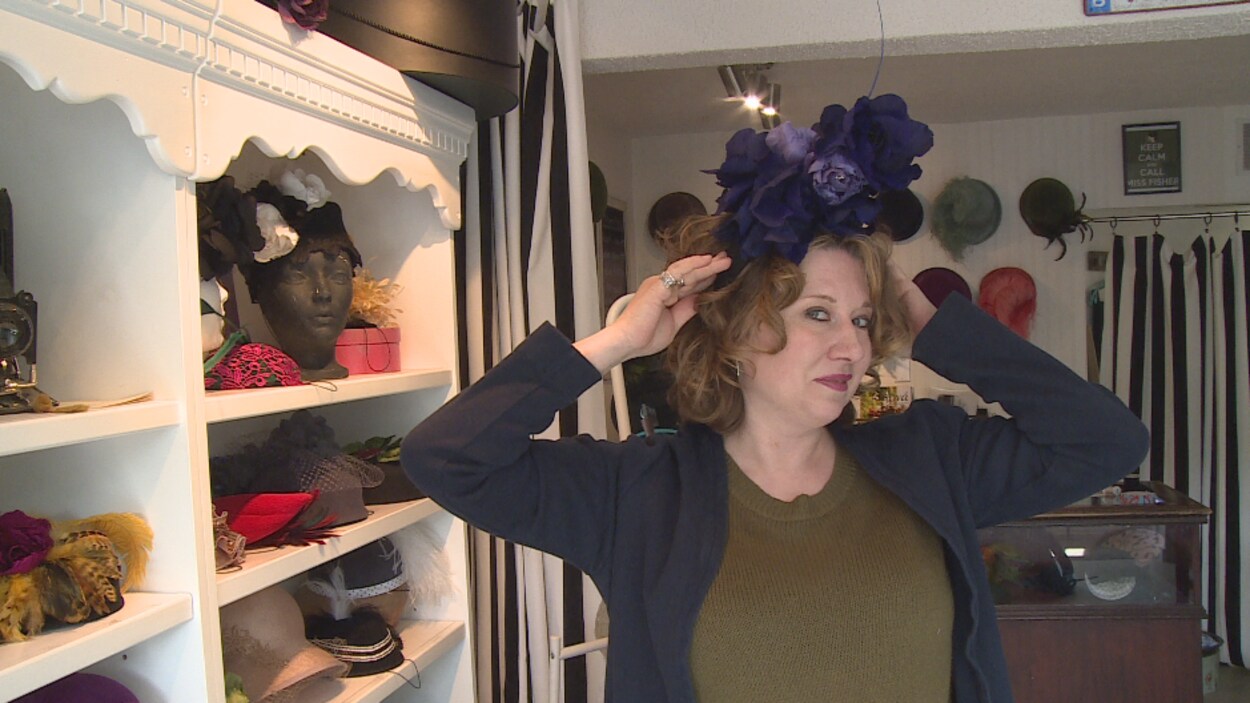 Une photo de Sherri Hrycay dans son magasin, Sova Hat Shoppe