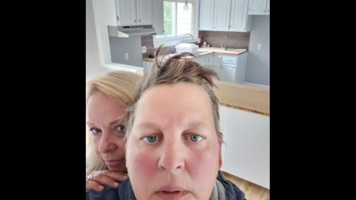 Un selfie de deux femmes.