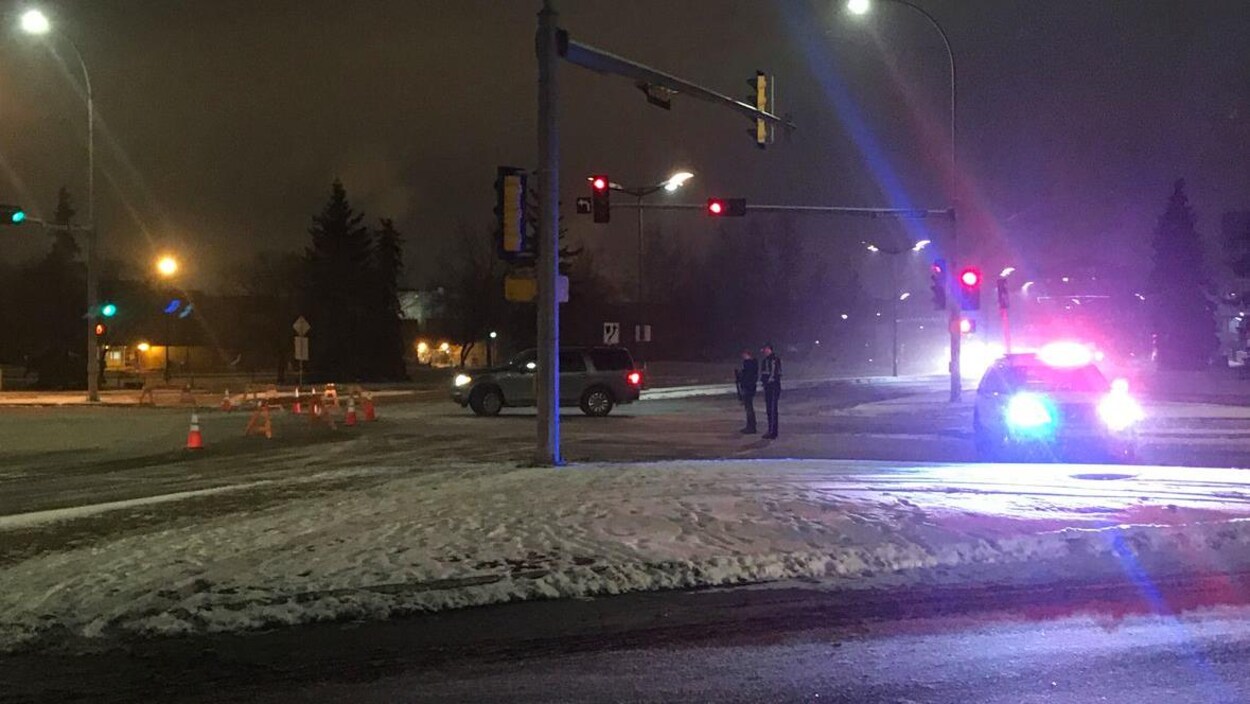 Une voiture de police bloque une intersection de Sherwood Park.