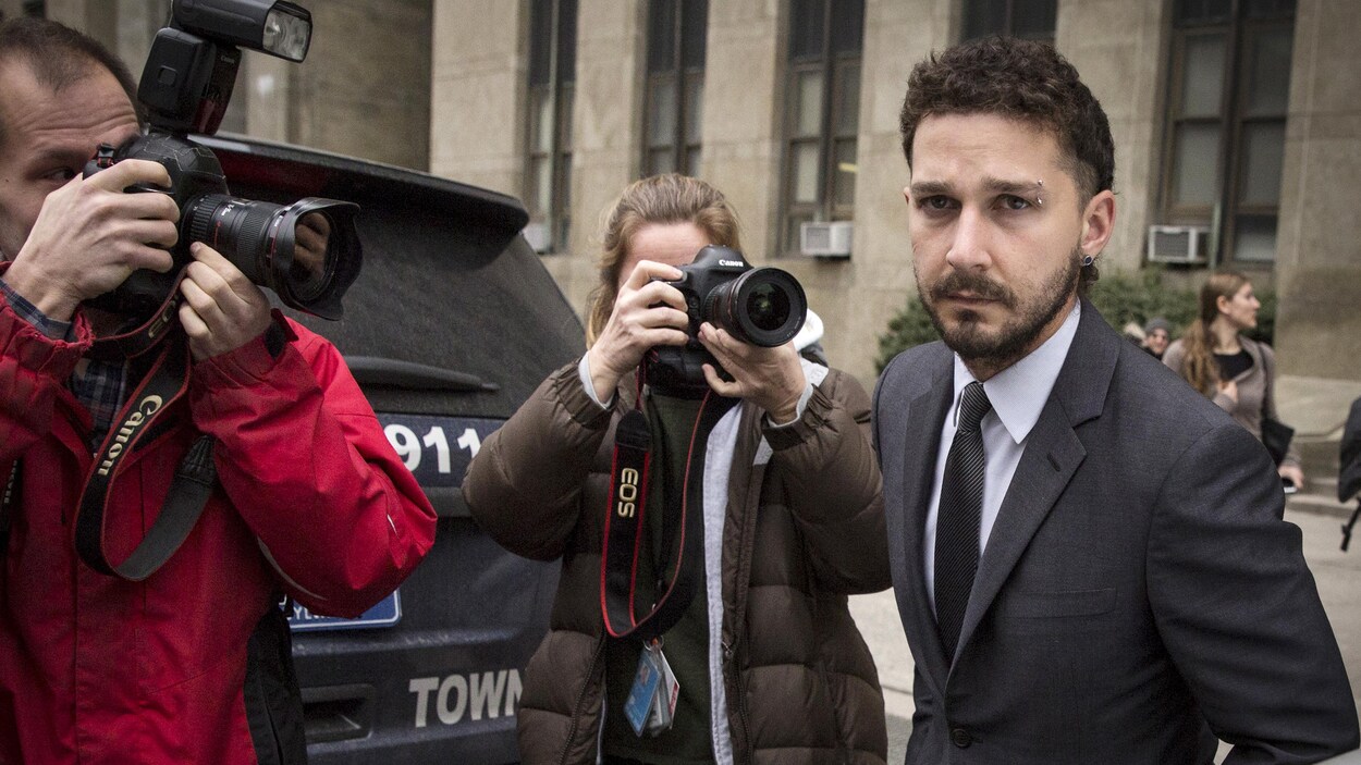 L'acteur Shia LaBeouf quitte la cour de Manhattan, à New York, après sa comparution. L'acteur Shia LaBeouf quitte la cour de Manhattan, à New York, après sa comparution.