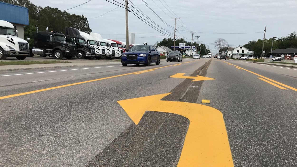 Gros plan sur la signalisation installée sur la chaussée.