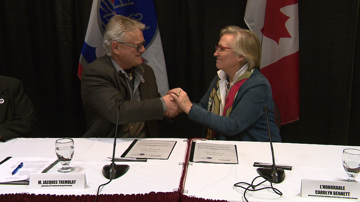 Le Grand Chef de la Première Nation Malécite de Viger, Jacques Tremblay et la ministre fédérale des Relations Couronne-Autochtones, Carolyn Bennett, ont signé une entente-cadre.