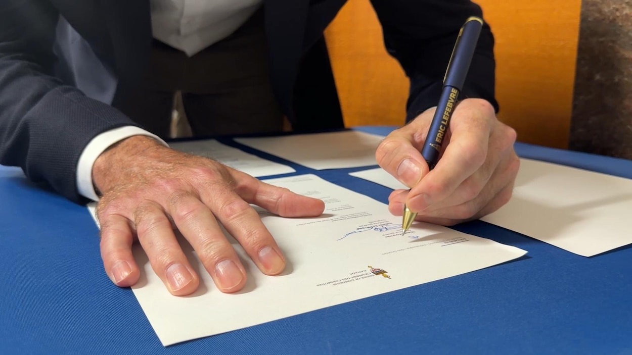 Travailleurs étrangers : le casse-tête du renouvellement des permis de travail dénoncé
