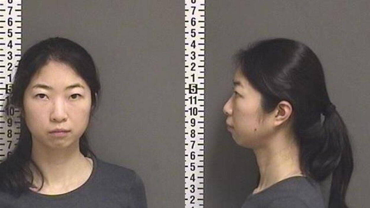 Une femme debout à côté d'une
échelle, de face et profil.
