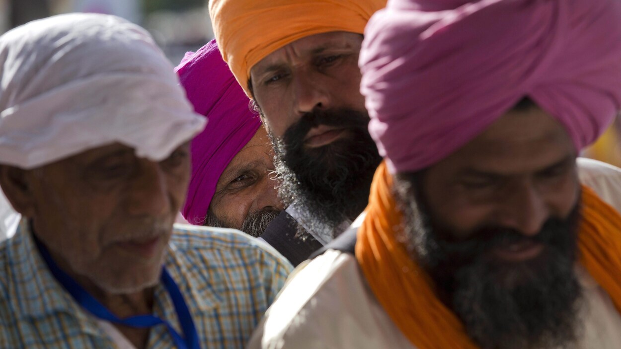Des hommes sikhs