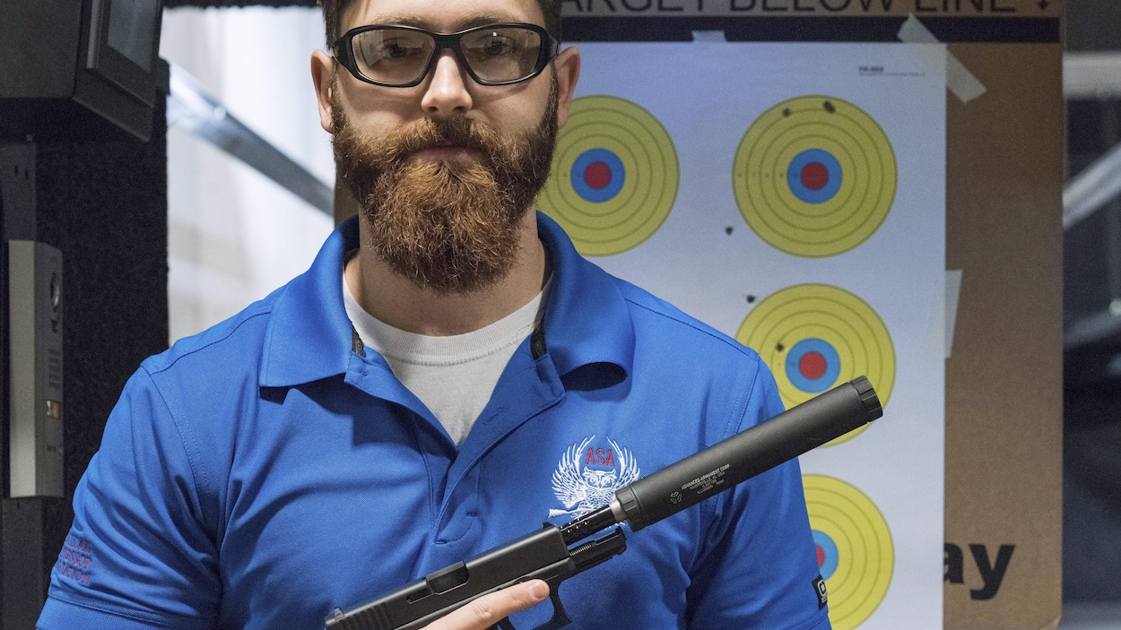 Un membre du Groupe américain pour les silencieux pose avec son arme. Un membre du Groupe américain pour les silencieux pose avec son arme.
