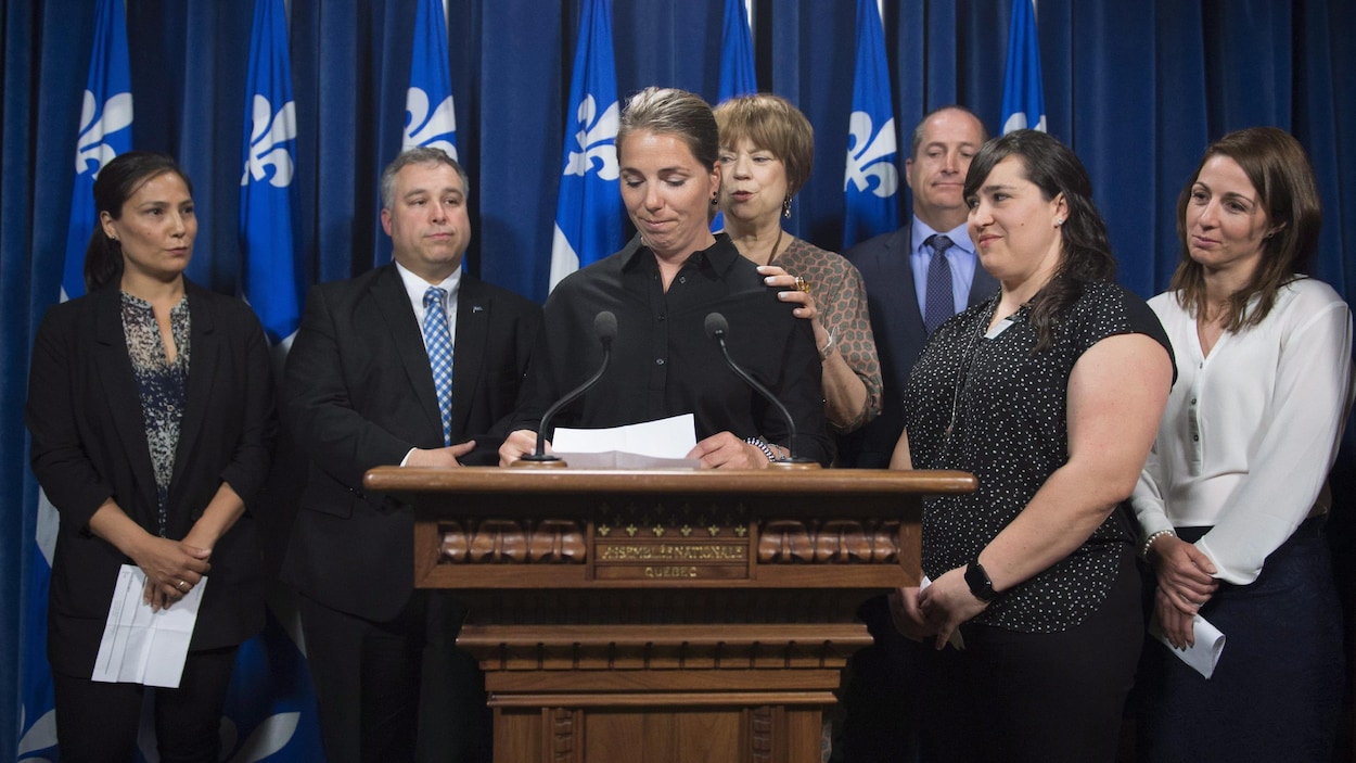 Geneviève Simard (au micro) en compagnie des anciennes skieuses Gail Kelly, Anna Prchal et Émilie Cousineau, et des ministres Sébastien Proulx et Hélène David lors d'un point de presse mardi à Québec. Geneviève Simard (au micro) en compagnie des anciennes skieuses Gail Kelly, Anna Prchal et Émilie Cousineau, et des ministres Sébastien Proulx et Hélène David lors d'un point de presse mardi à Québec.