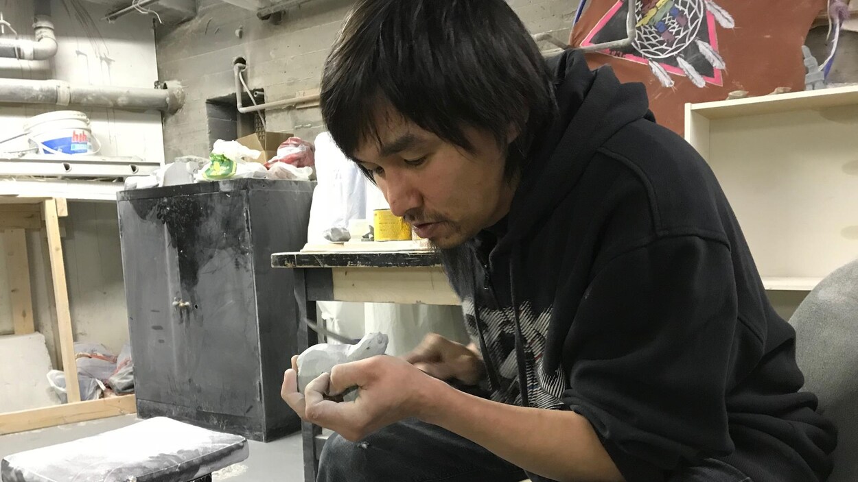 Simiuni Nauya sculptant un ours polaire au Centre d’amitié autochtone de Montréal.