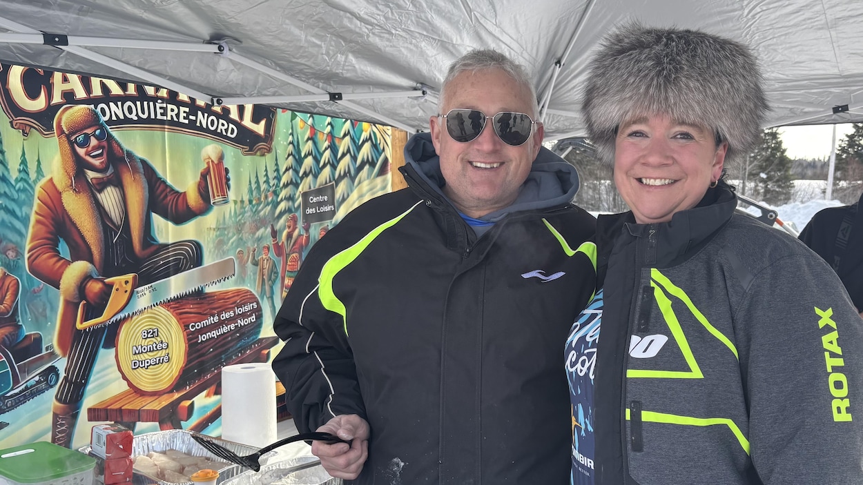 Un couple de pêcheurs partage un de ses flétans atlantiques avec la communauté
