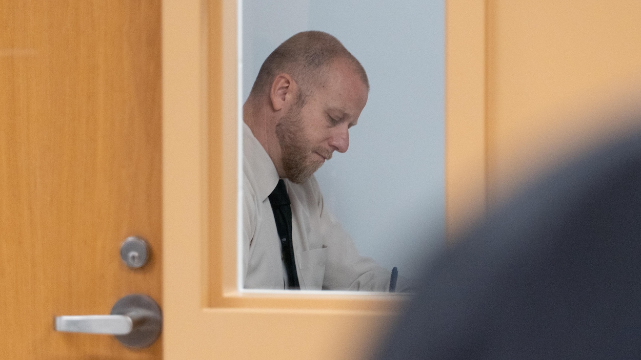 Un policier de la SQ accusé d’avoir distribué des photos intimes d’un dossier sous enquête