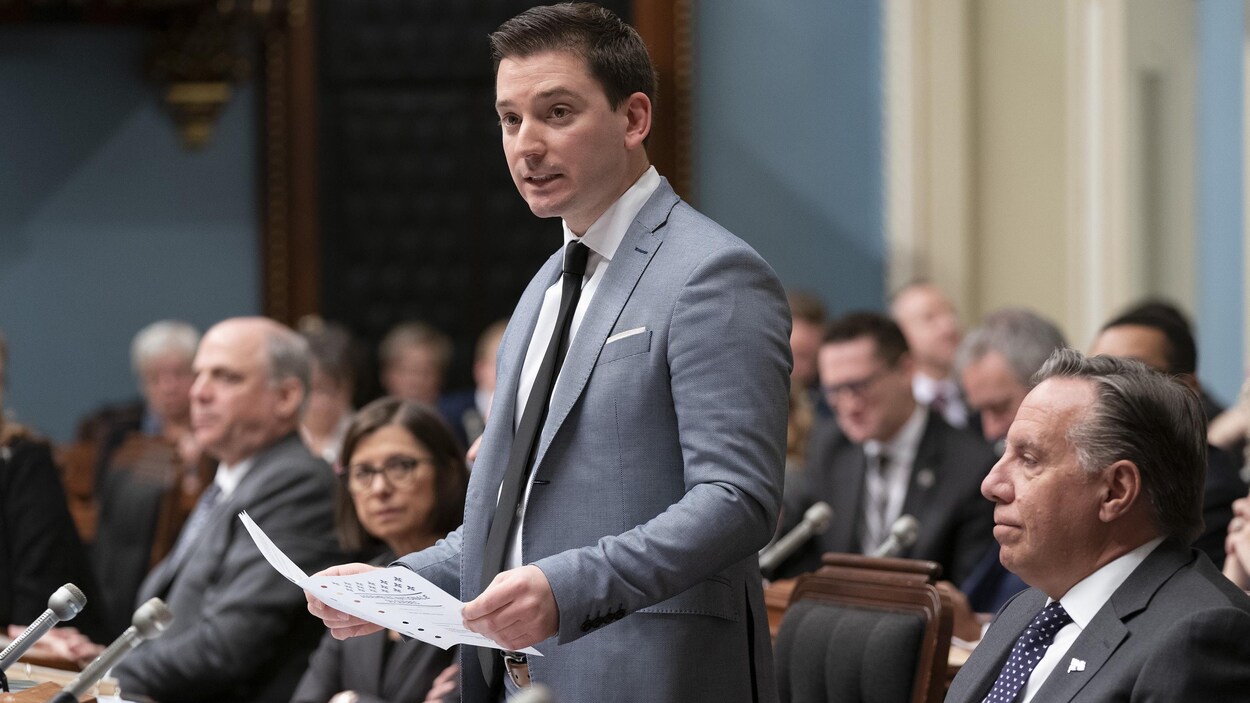 Simon Jolin-Barrette parle à l'Assemblée nationale. François Legault est assis à côté de lui.