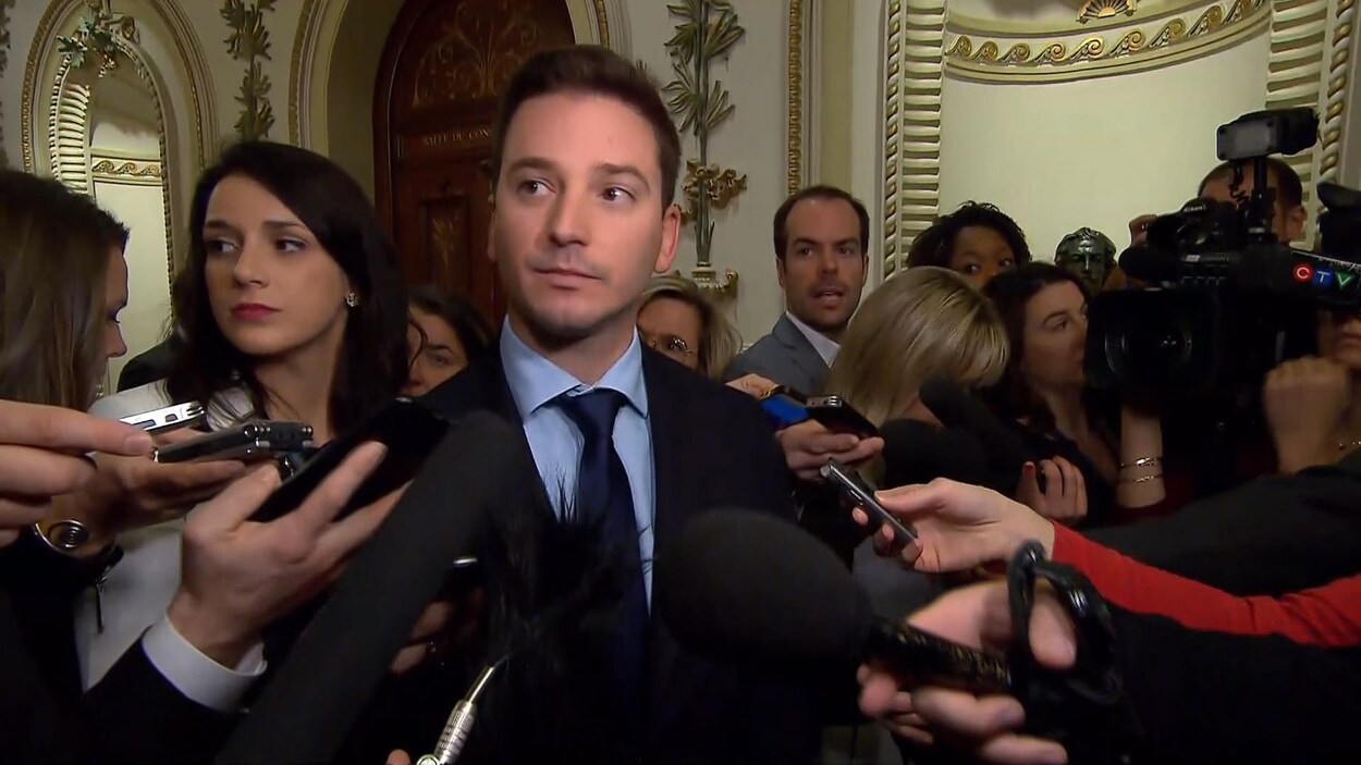 Le ministre responsable de la Laïcité, Simon Jolin-Barrette répond aux journalistes concernant l'interdiction de porter le tchador dans la fonction publique.