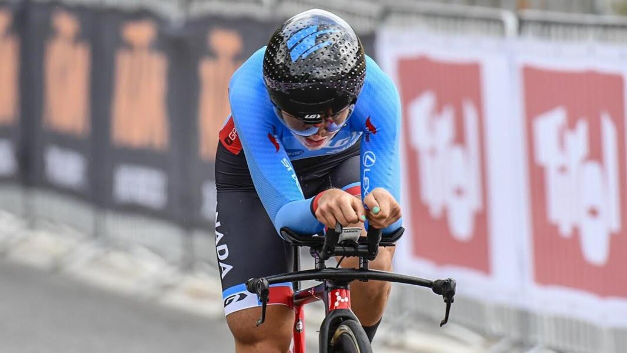 Elle est en plein effort sur son vélo.