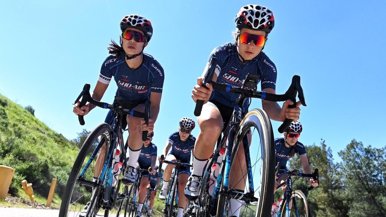 La cycliste Simone Boilard (à droite) mène le peloton à l'entraînement