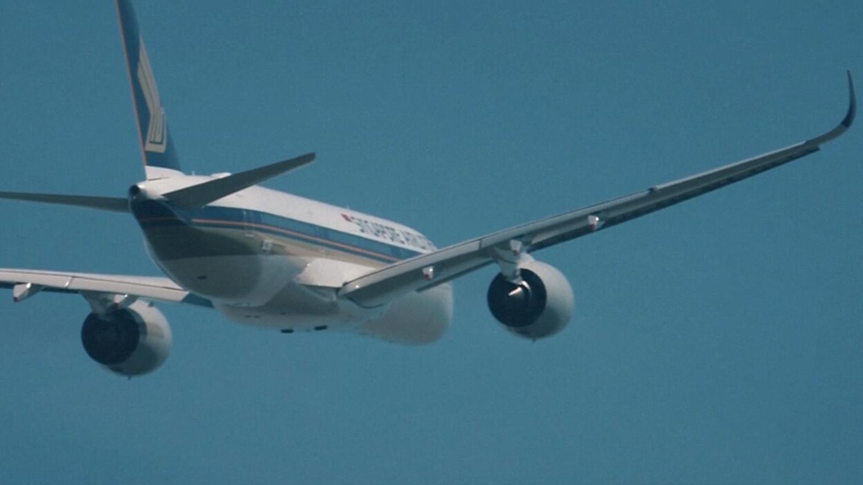 150 passagers ont pris place à bord de l'Airbus qui a décollé jeudi pour le plus long vol commercial au monde, un marathon de près de 19 heures entre Singapour et New York. 150 passagers ont pris place à bord de l'Airbus qui a décollé jeudi pour le plus long vol commercial au monde, un marathon de près de 19 heures entre Singapour et New York.