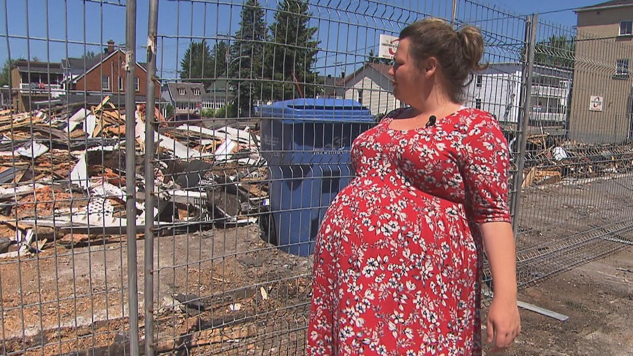 Yany Desjardins Boisvert regarde ce qu'il reste de son logement qui a été la proie des flammes Yany Desjardins Boisvert regarde ce qu'il reste de son logement qui a été la proie des flammes