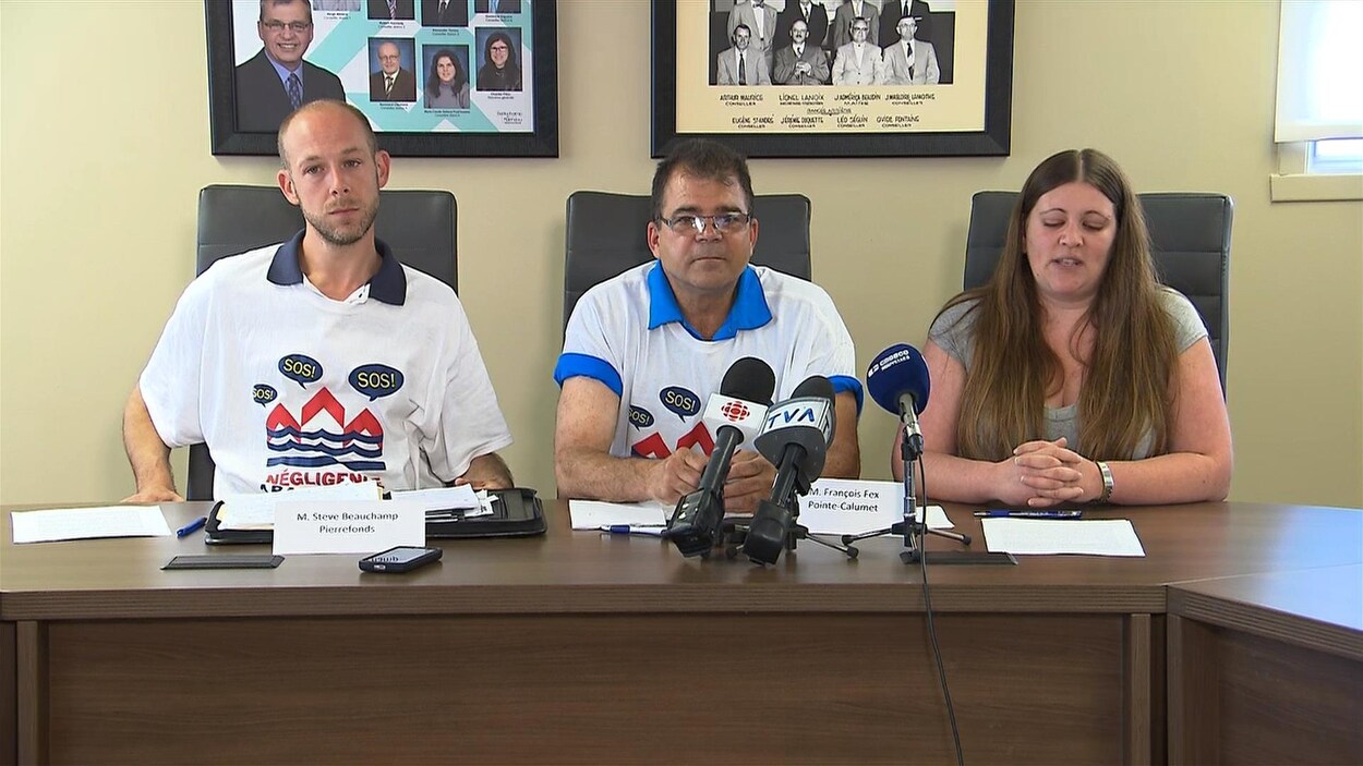 Steve Beauchamp, François Fex et Sylvie Lefebvre s'adressent aux médias lors du point de presse du 18 juillet 2017, à Pointe-Calumet.