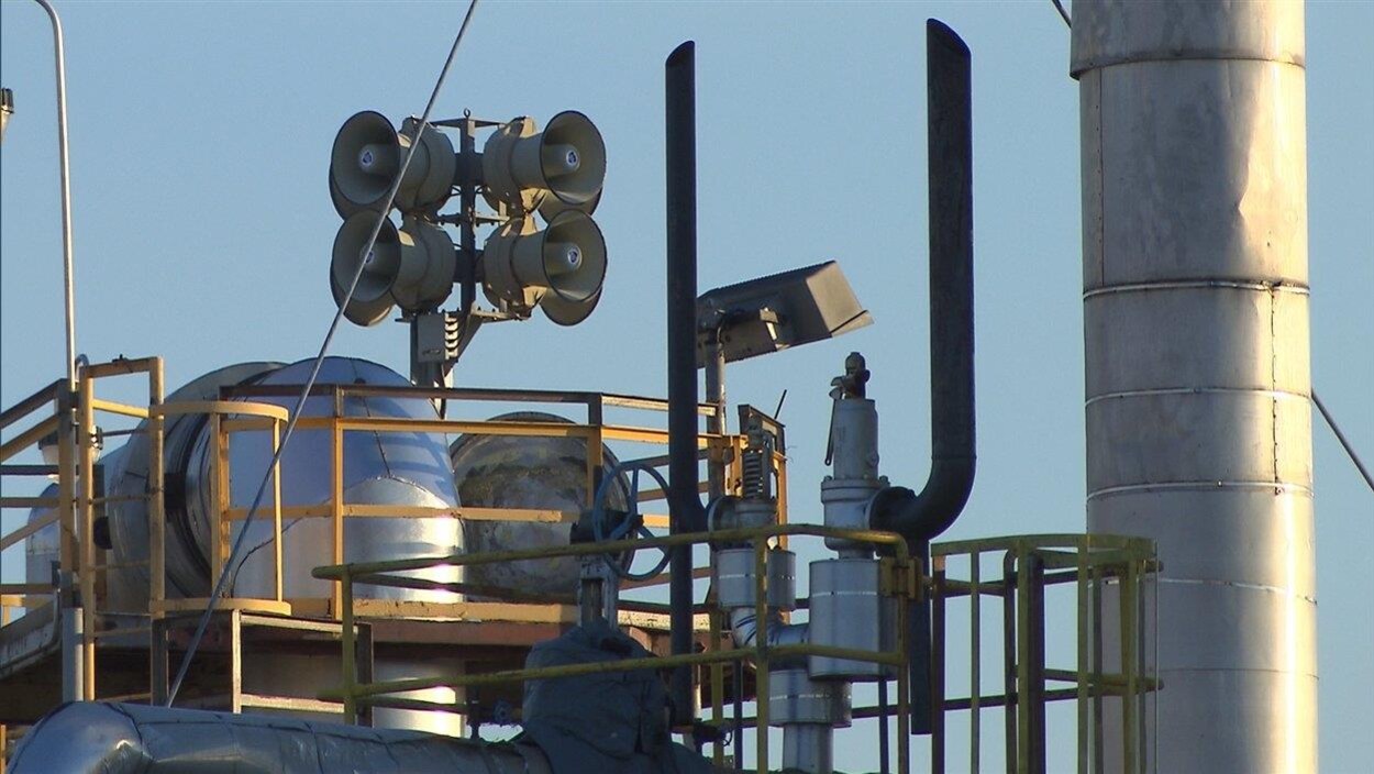 Une sirène d'alarme sur le toit d'une usine. Une sirène d'alarme sur le toit d'une usine.