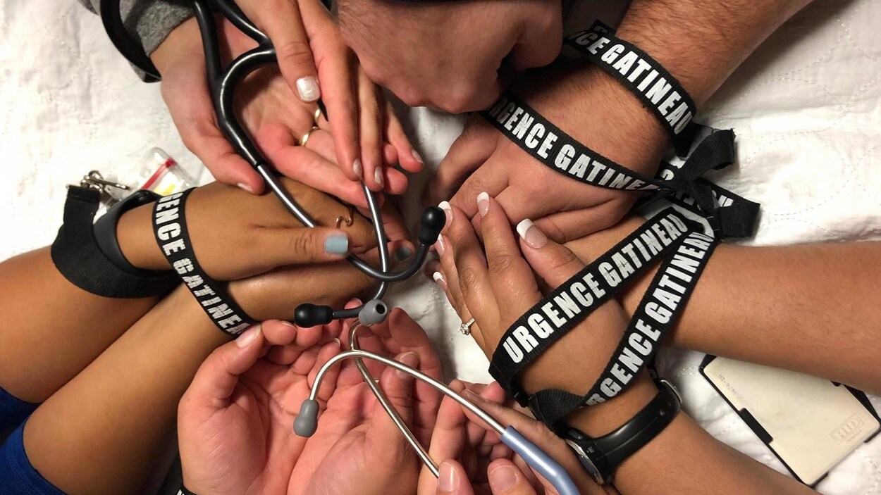 Des mains rassemblées en cercle avec des stéthoscopes.