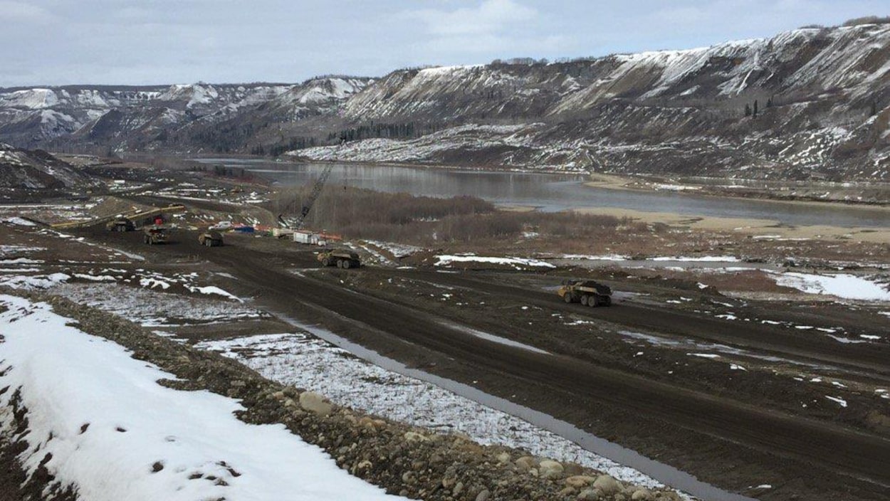 Des travaux de construction pour le barrage du site C sur la rivière Peace Des travaux de construction pour le barrage du site C sur la rivière Peace