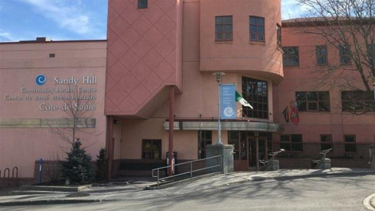 La façade du Centre de santé communautaire Côte-de-Sable. La façade du Centre de santé communautaire Côte-de-Sable.