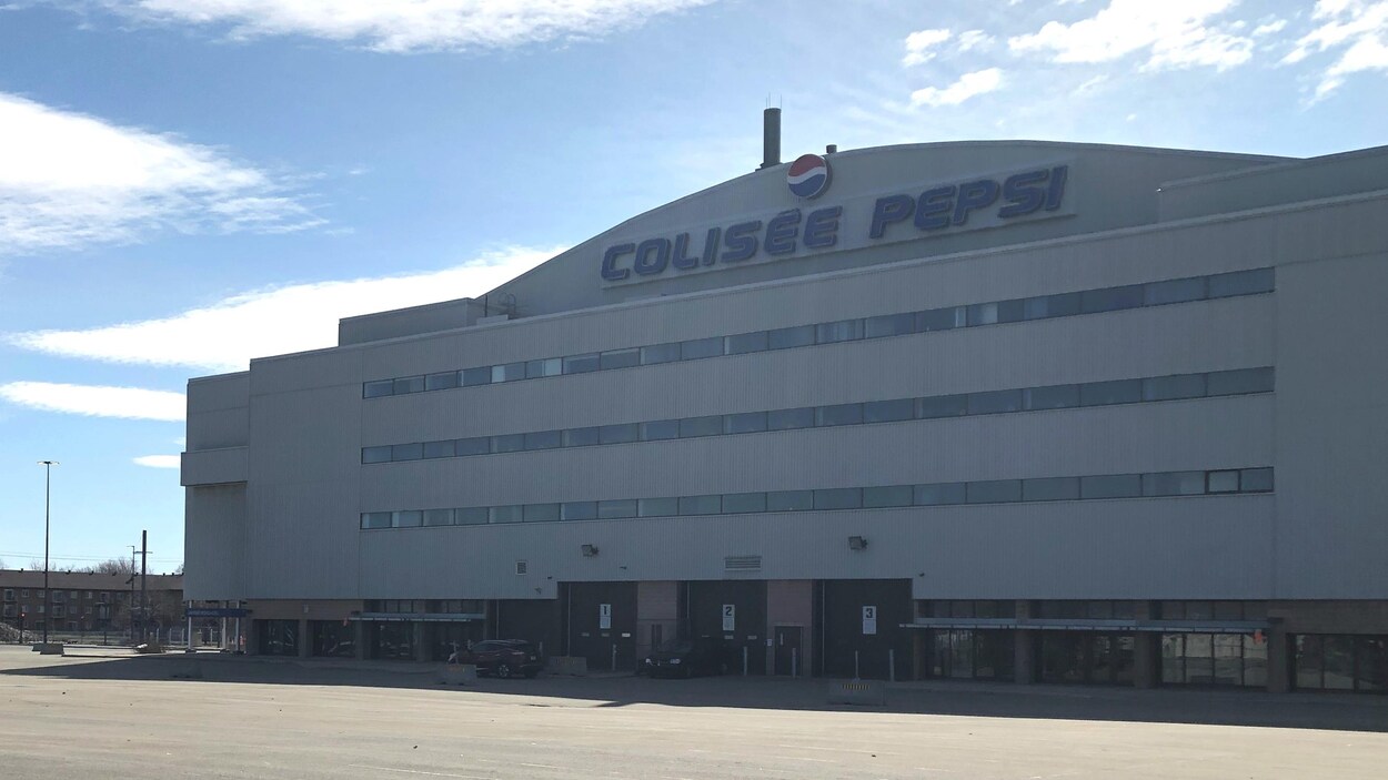 Le stationnement du Colisée Pepsi photographié de jour, au printemps.