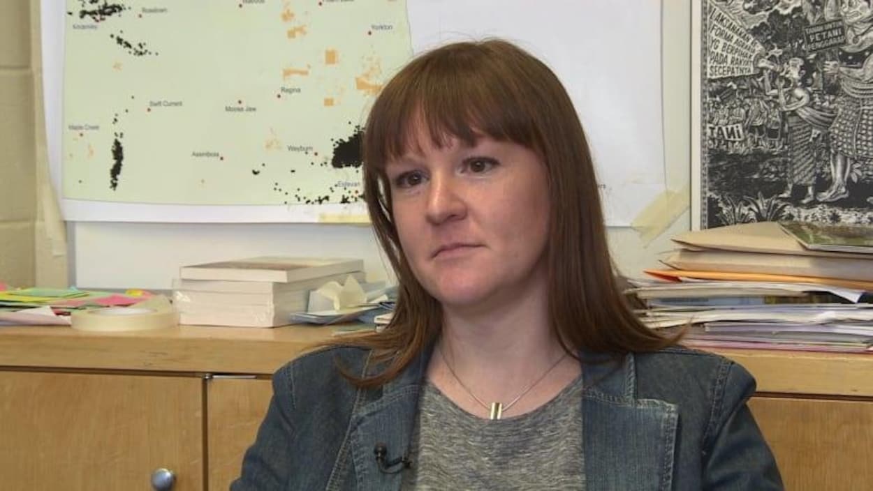 Une femme dans une salle de classe.