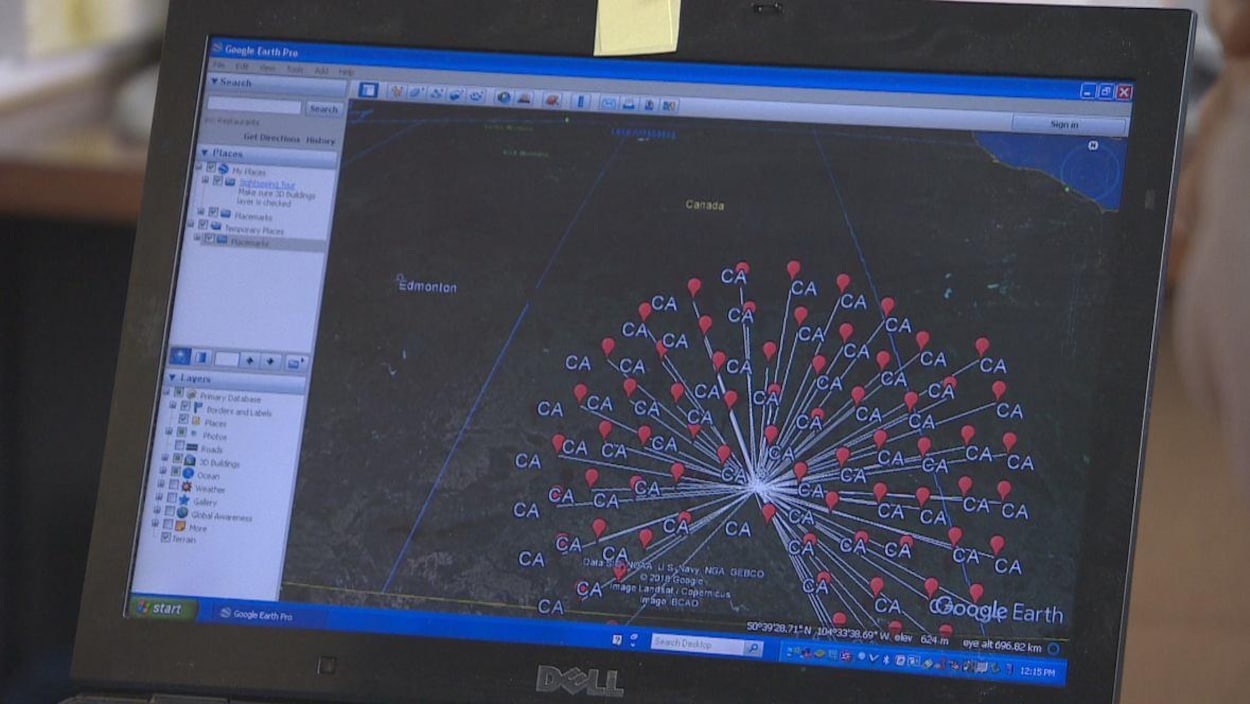 Un écran d'ordinateur sur lequel est affichée une carte du Canada montrant les lieux de présence potentielle de pornographie juvénile à l'aide de points rouges.