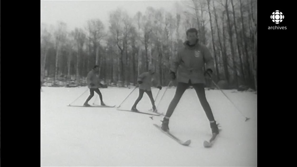 Trois skieurs se suivant en file sur une piste, les skis en pointe de tarte. Trois skieurs se suivant en file sur une piste, les skis en pointe de tarte.