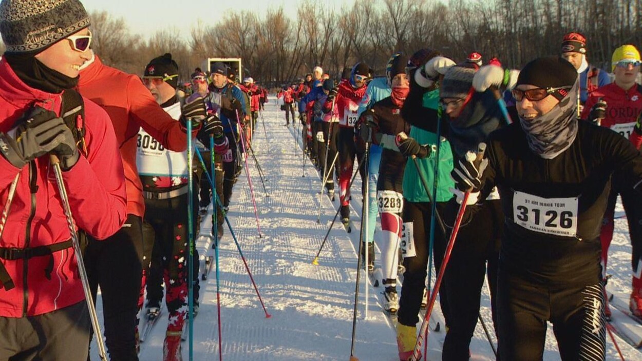 Les skieurs alignés attendent le départ de la course.