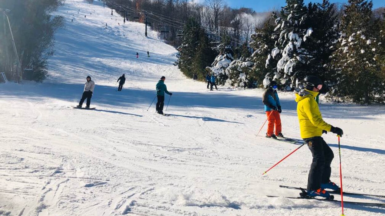 Les skieurs ont pu profiter de conditions optimales samedi sur les pistes sous le soleil..
