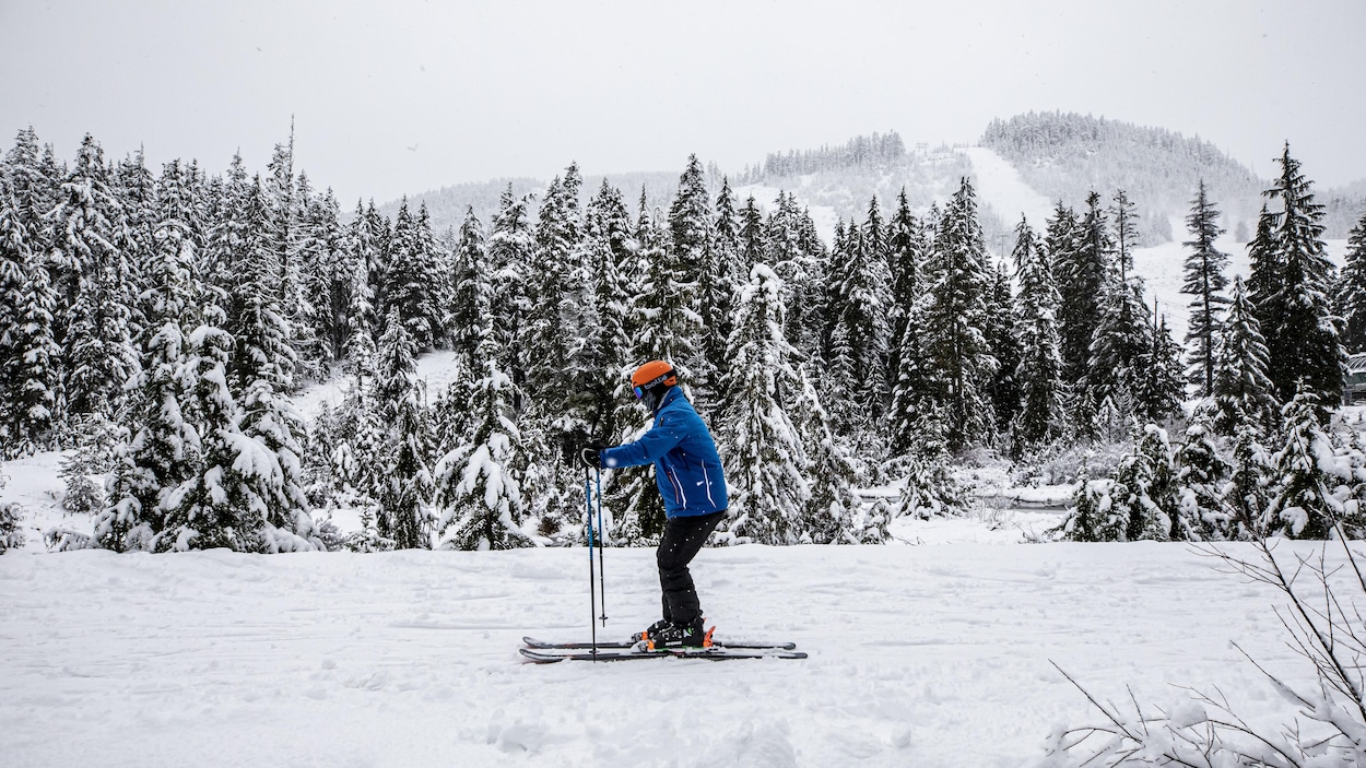 Un skieur en montagne.